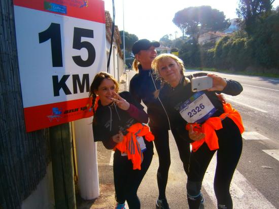 Sandra, Andrey et Cathy tenir jusqu'au   km 21